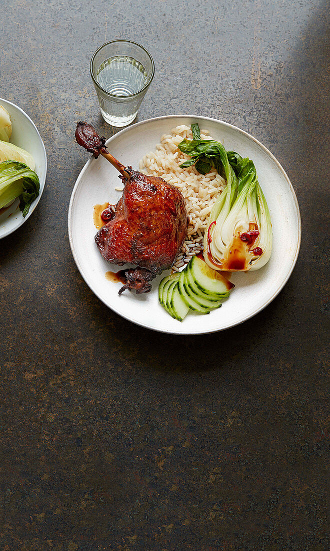 Zweimal gekochte glasierte Ente mit Pak Choi und Reis