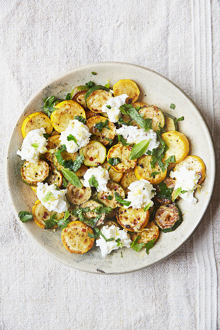 Zucchini mit Minze und Ricotta