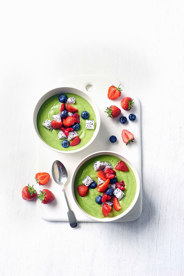 Grüne Rainbow-Smoothie-Bowl mit Drachenfrucht und Mandelmilch