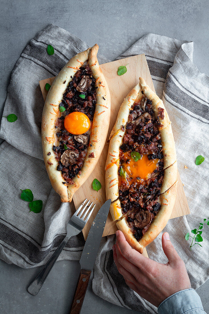 Kachapuri (überbackenes Käsebrot, Georgien) mit Ei und Butifarra