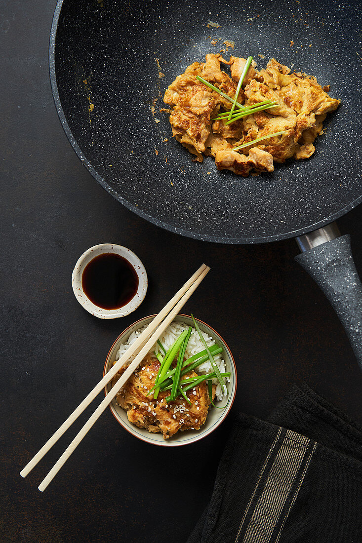 Oyakodon (Hähnchen-Ei-Pfanne) mit Reis, Sojasauce und Frühlingszwiebeln