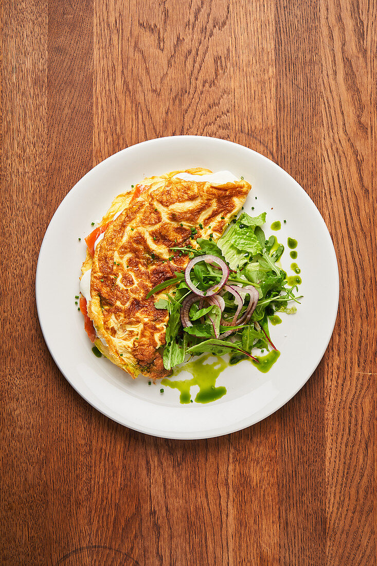 Mozzarella-Tomaten-Omelett mit grünem Salat