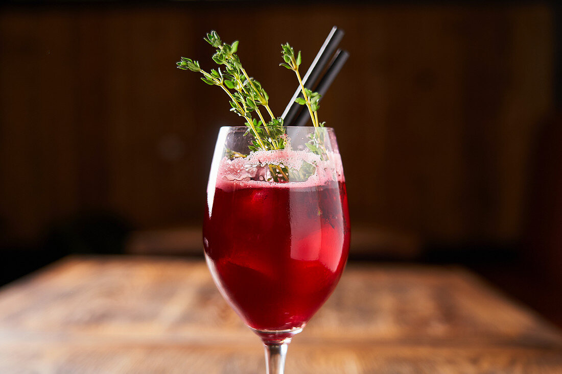 Beeren-Cocktail mit Thymian