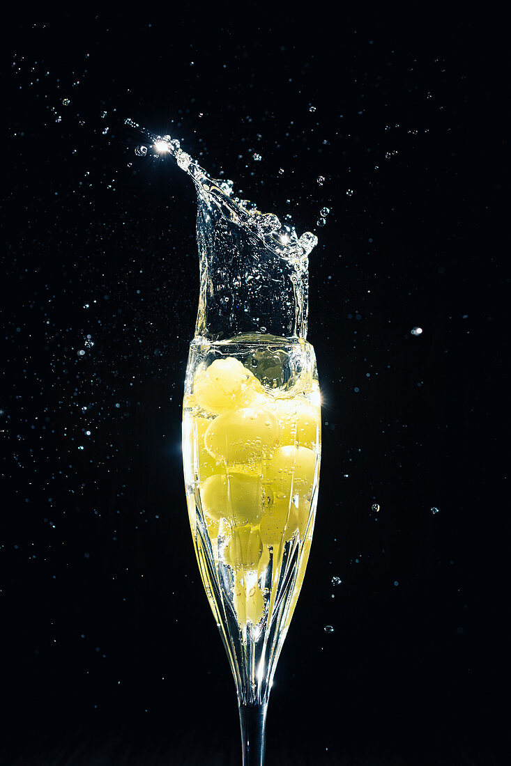 Champagner-Splash mit grünen Trauben