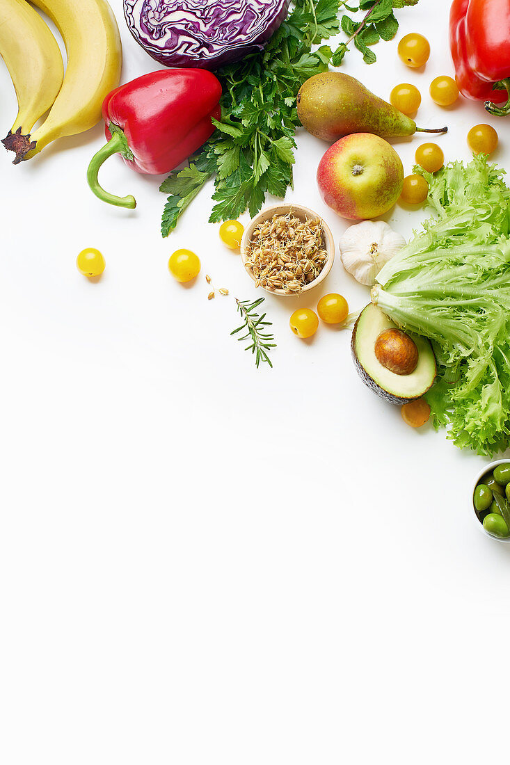 Gesunde Ernährung: Stilleben mit Gemüse, Kräutern, Sprossen und Obst