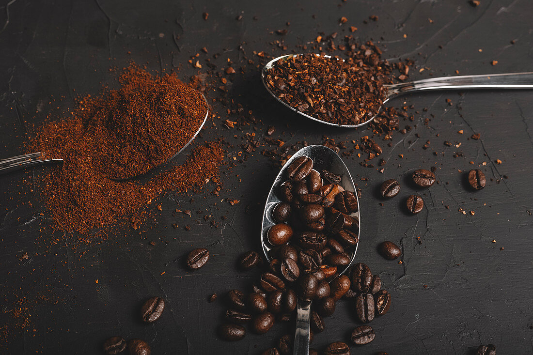 Kaffebohnen, Kaffeepulver und Instantkaffee