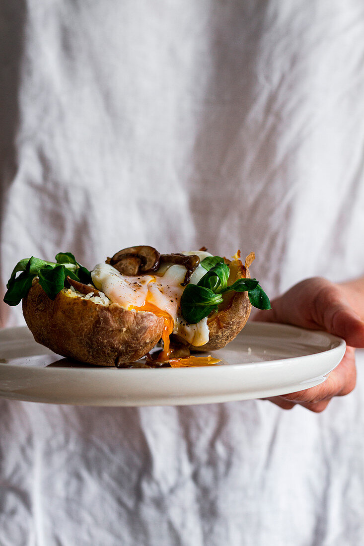 Ofenkartoffel mit Champignons, Käse, Rucola und weichem Ei