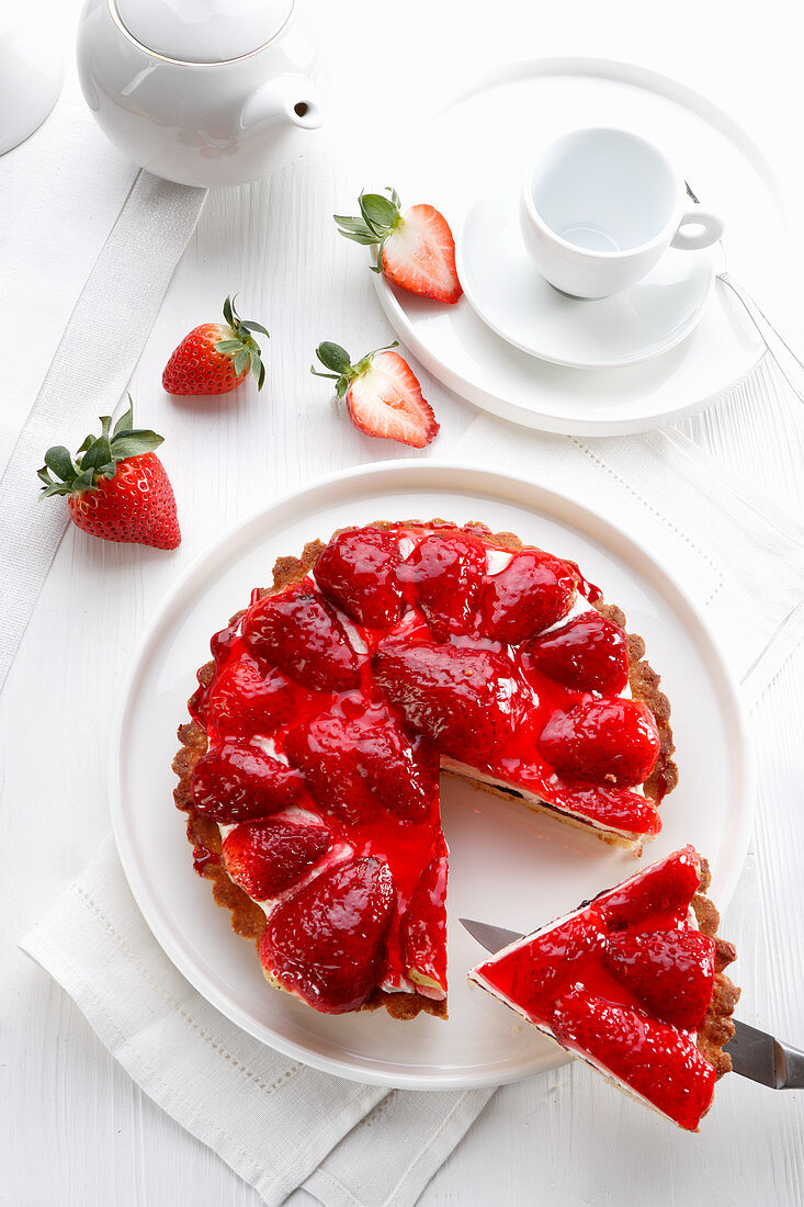 Tart with cheese and strawberries