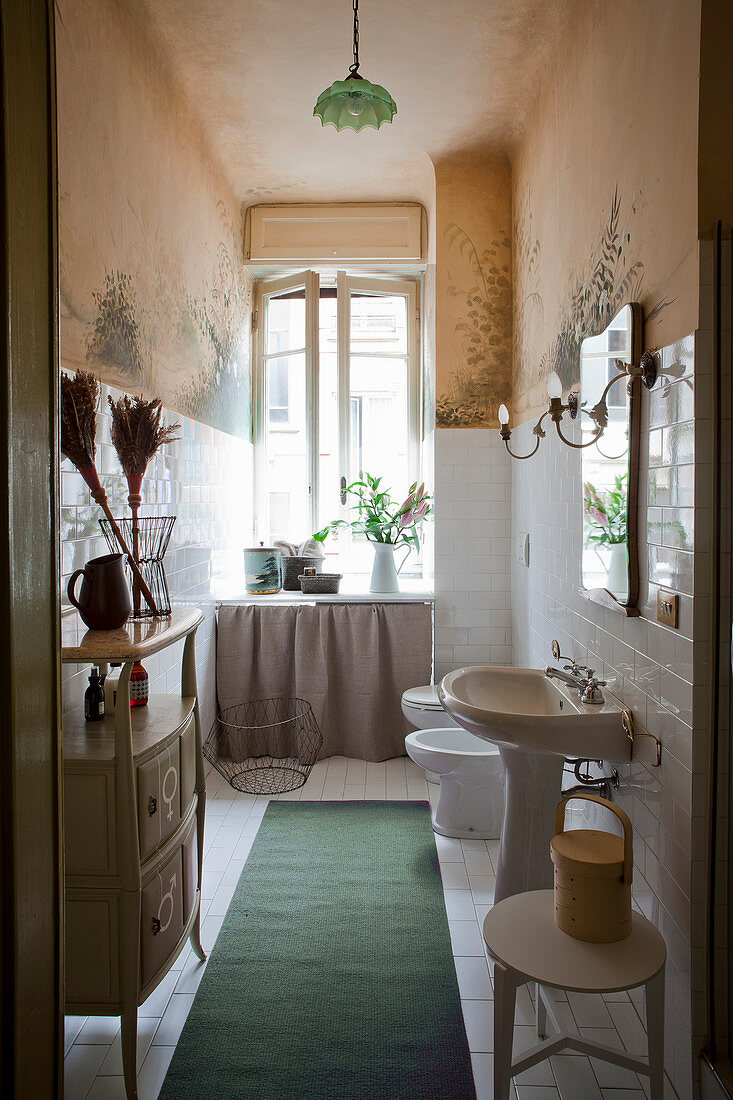 Schmales Bad in Altbauwohnung mit Stauraum hinter Vorhang unterm Fenster
