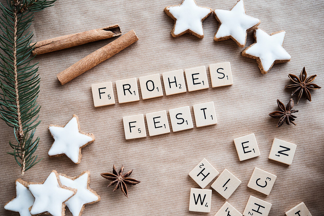 Weihnachtsgruß aus Scrabble-Buchstaben, Zimtsterne und Sternanis