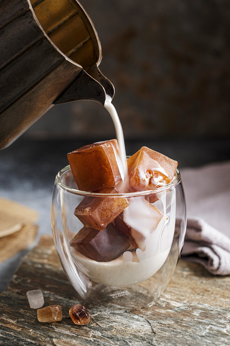 Kaffeeeiswürfel mit Milch