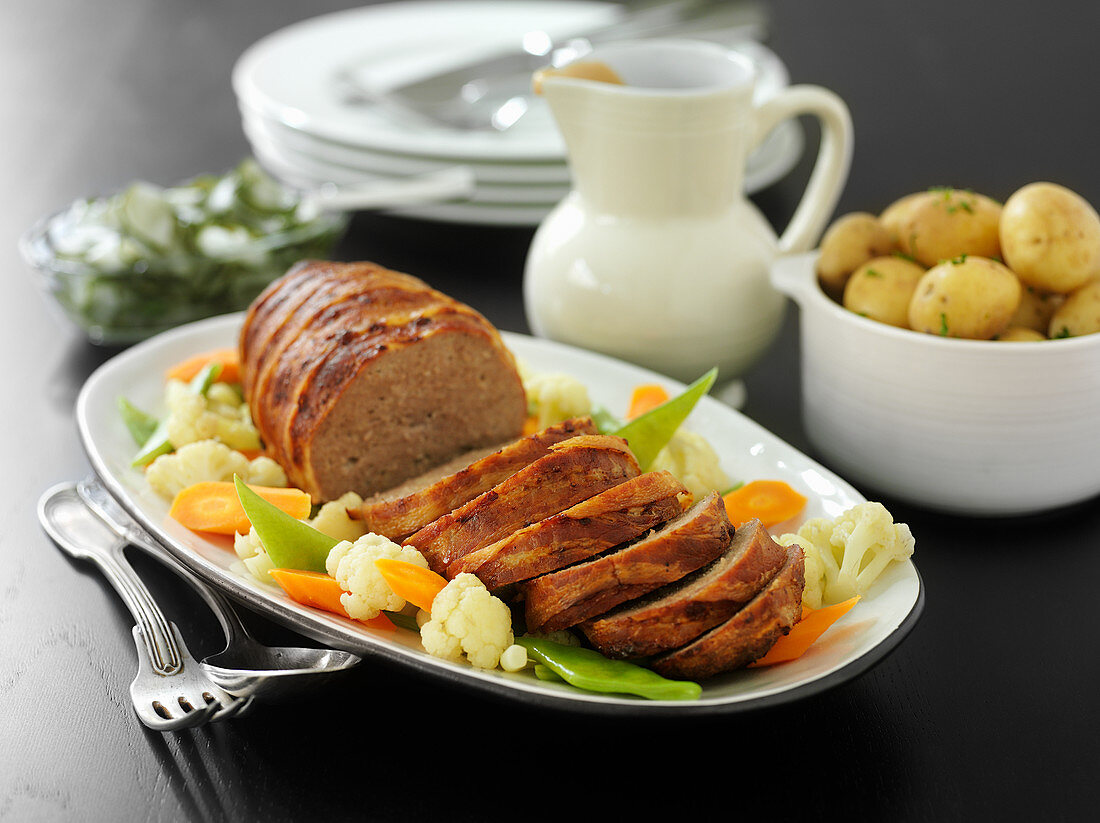 Swedish meatloaf with vegetables