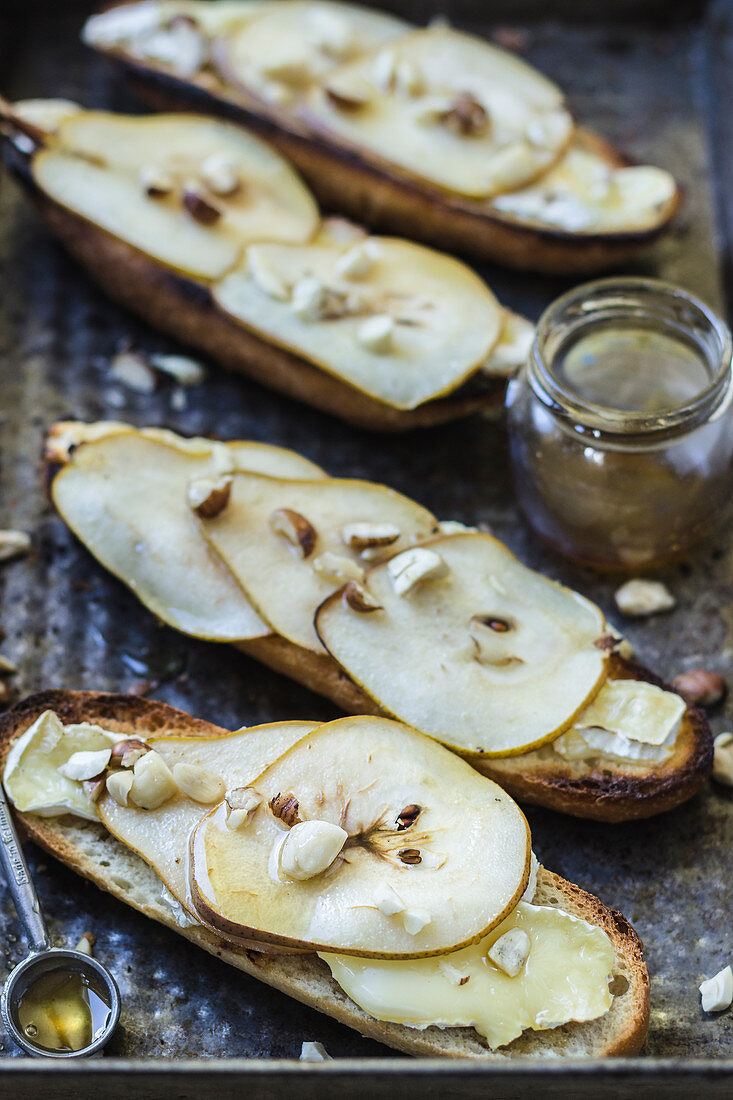 Toasts with camembert cheese, pears, walnuts and honey