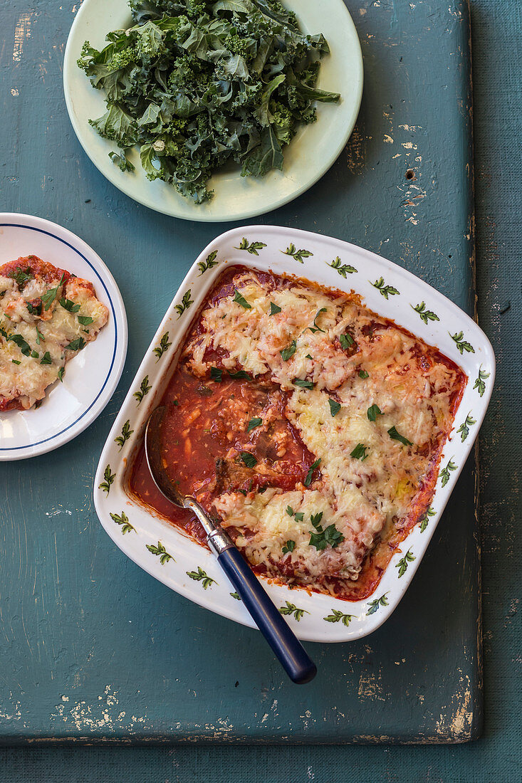 Sellerie-Tomaten-Parmigiana mit Grünkohlsalat