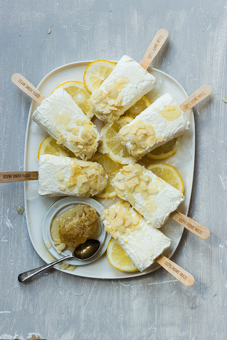 Hausgemachte Popsicles mit griechischem Joghurt, Zitronen, Honig und Mandelblättchen