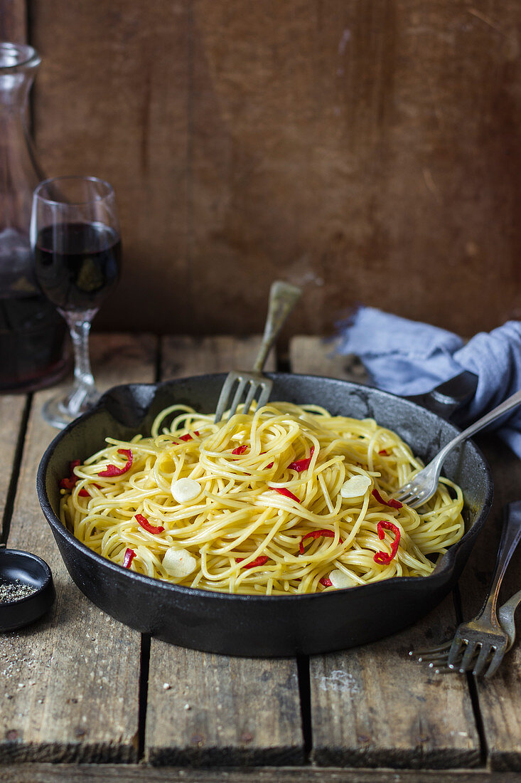 Spaghetti aglio, olio e peperoncino (Nudeln mit Knoblauch, Olivenöl und Chili, Italien)