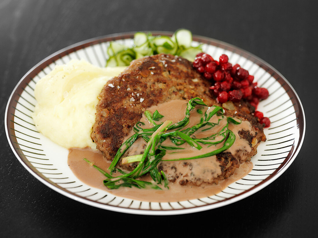 Lammschnitzel mit Kartoffelpüree und Preiselbeeren