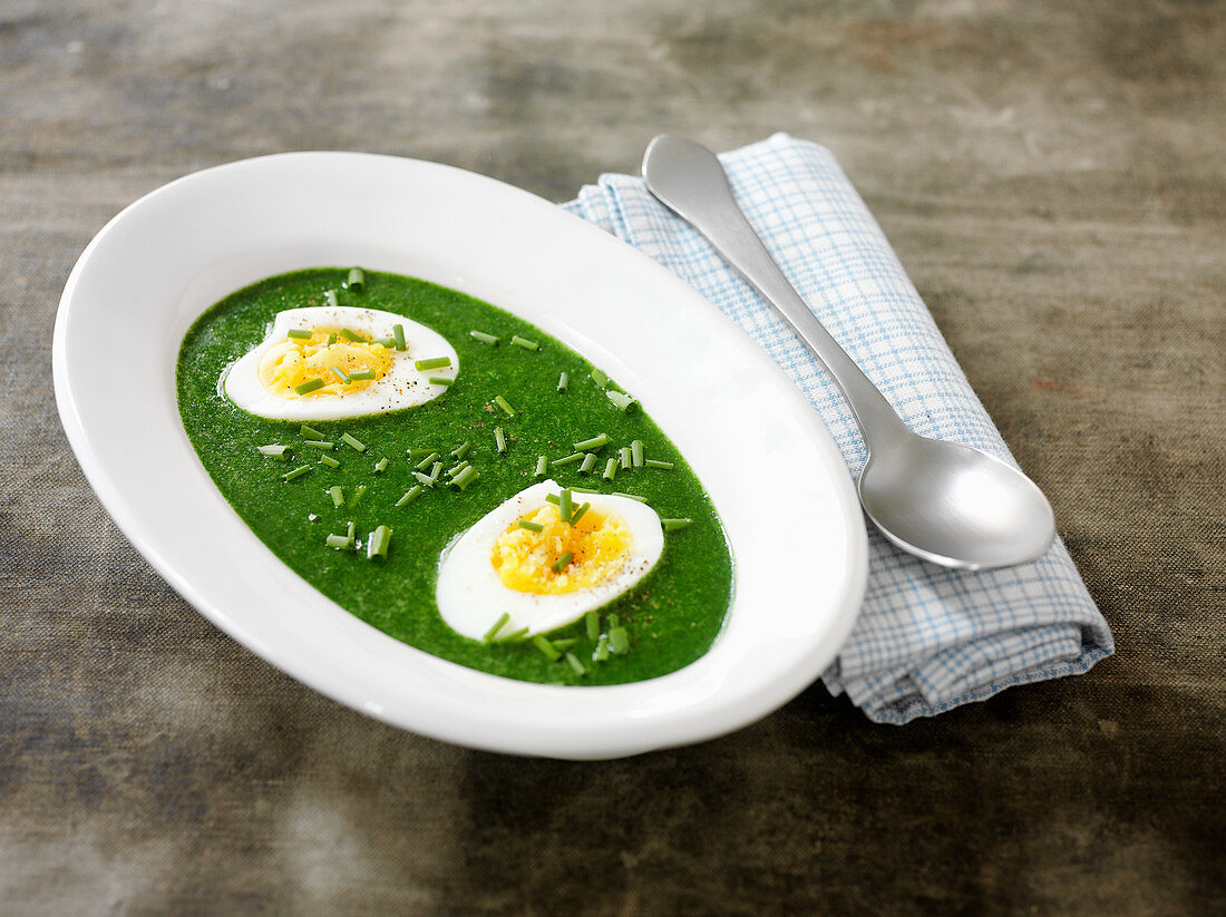 Brennnesselsuppe mit hartgekochten Eiern