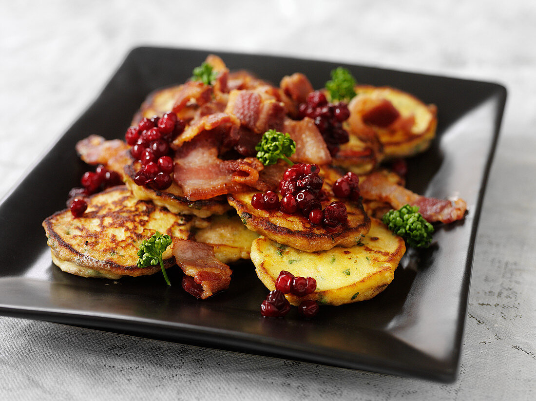 Schwedische Kartoffelküchlein mit Preiselbeeren