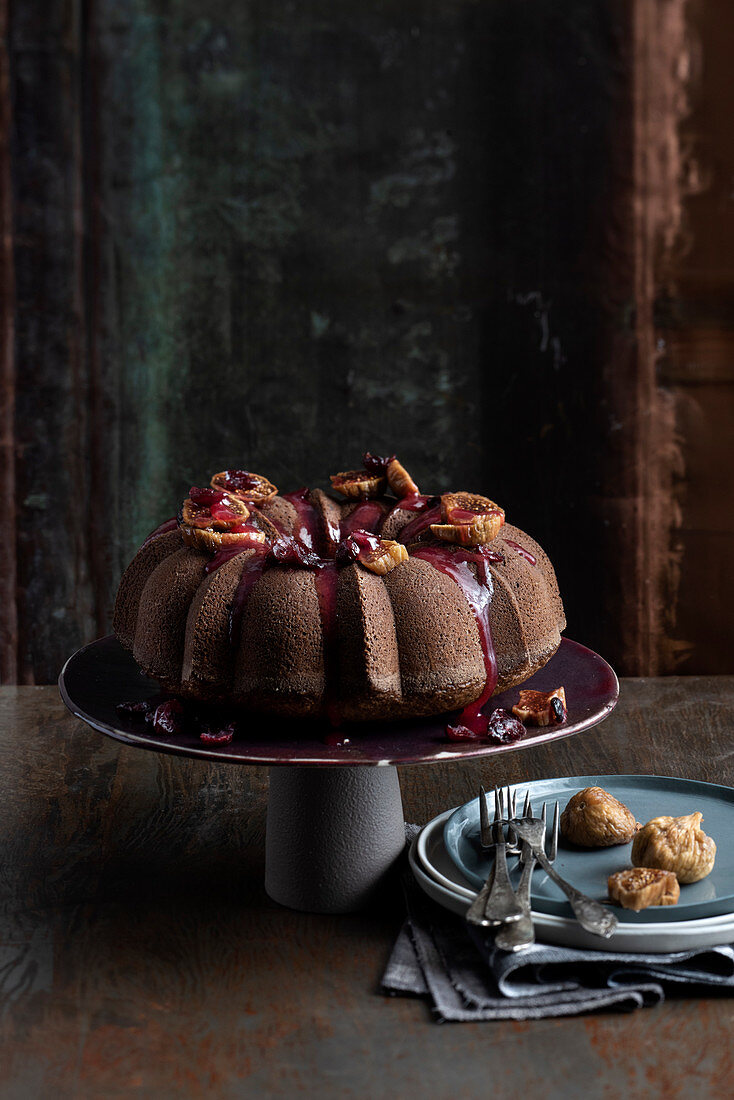 Buchweizenkuchen mit getrockneten Feigen, Cranberries und Walnüssen