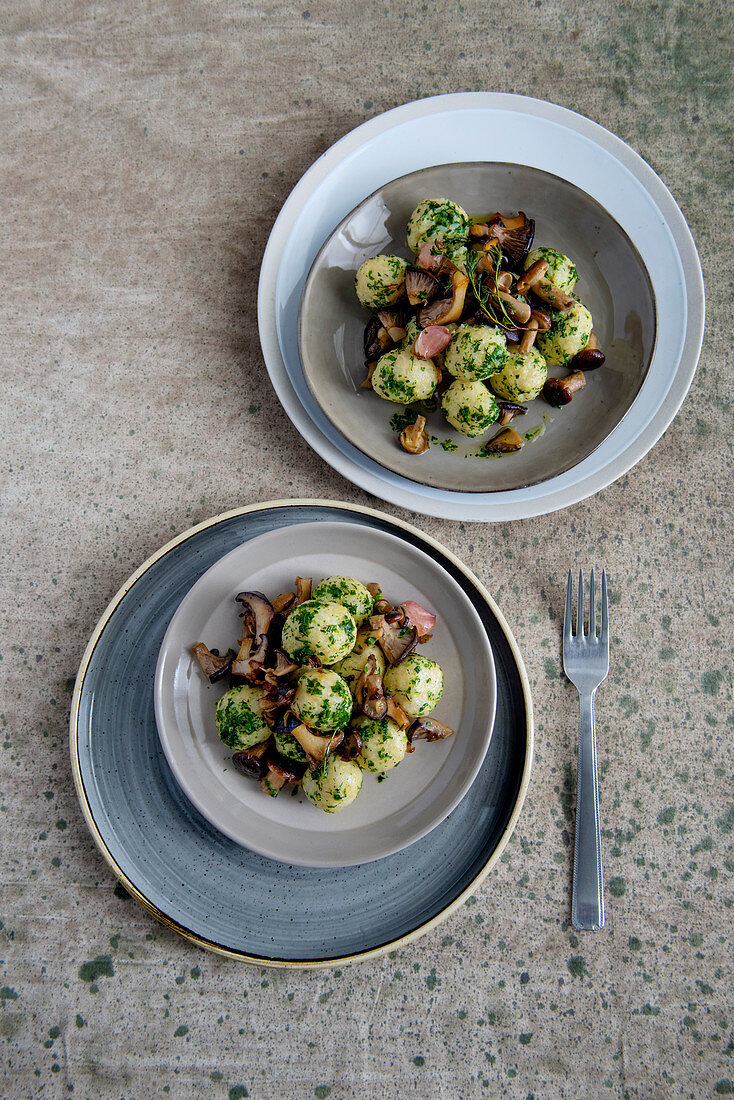 Reis-Gnocchi mit Pilzen und Kräuterbutter