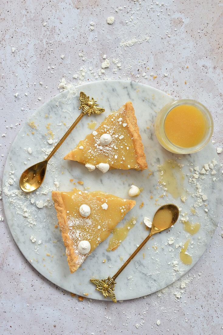 Zwei Stücke Lemon-Curd-Tarte