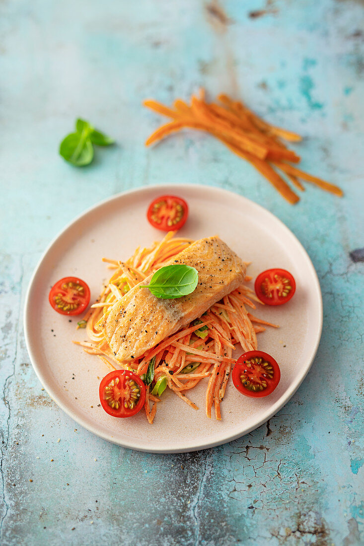 Salmon fillet on carrot salad (low carb)