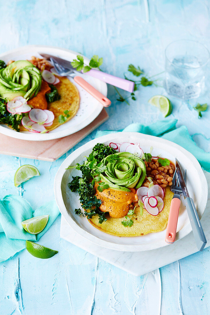 Veganer Kichererbsenpfannkuchen mit Baked Beans und Avocado