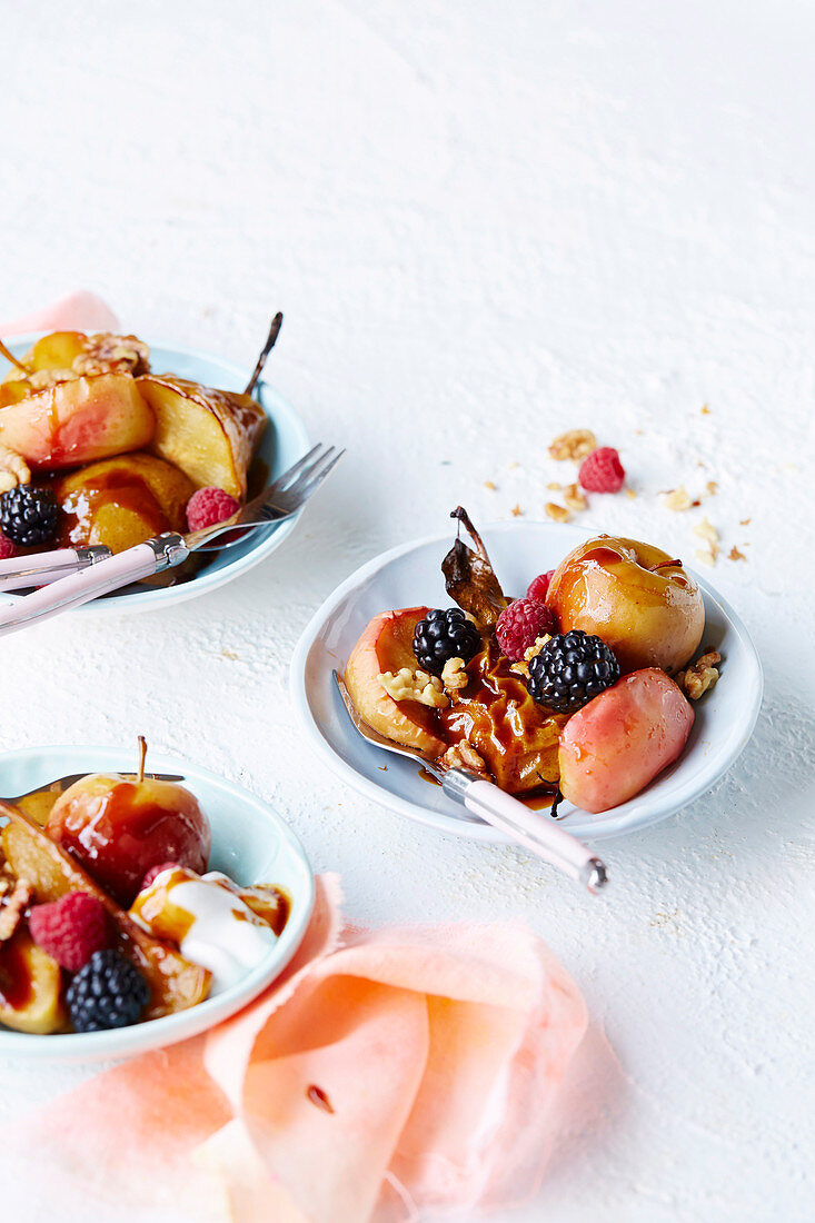 Gebackene Äpfel und Birnen mit Miso-Karamell und Walnüssen