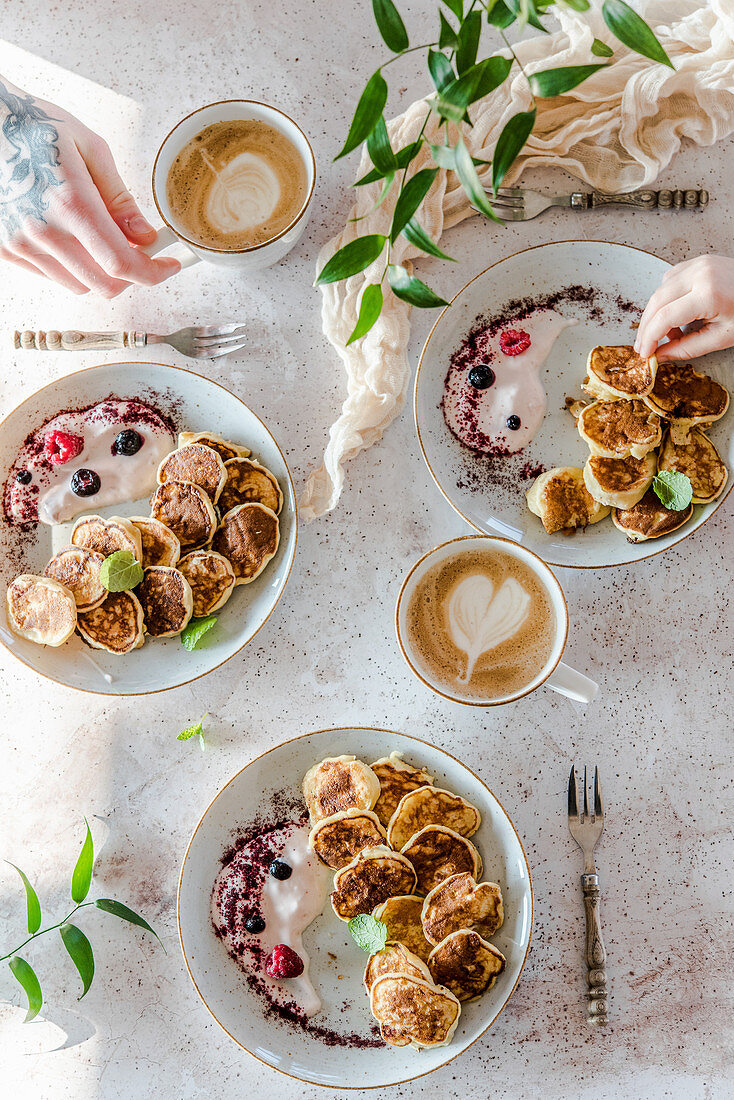 Familienfrühstück mit Pancakes und Kaffee