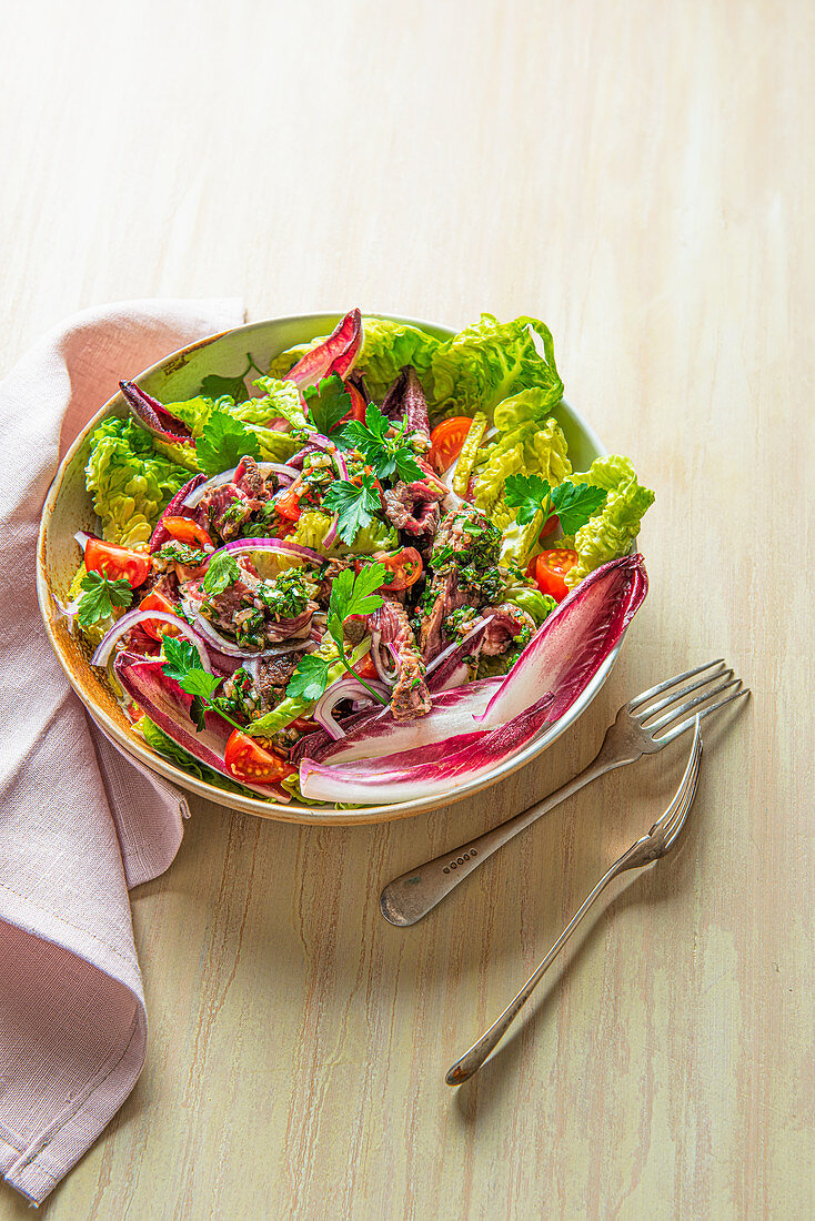 Salat mit Chimichurri und geschnittenem Rindersteak