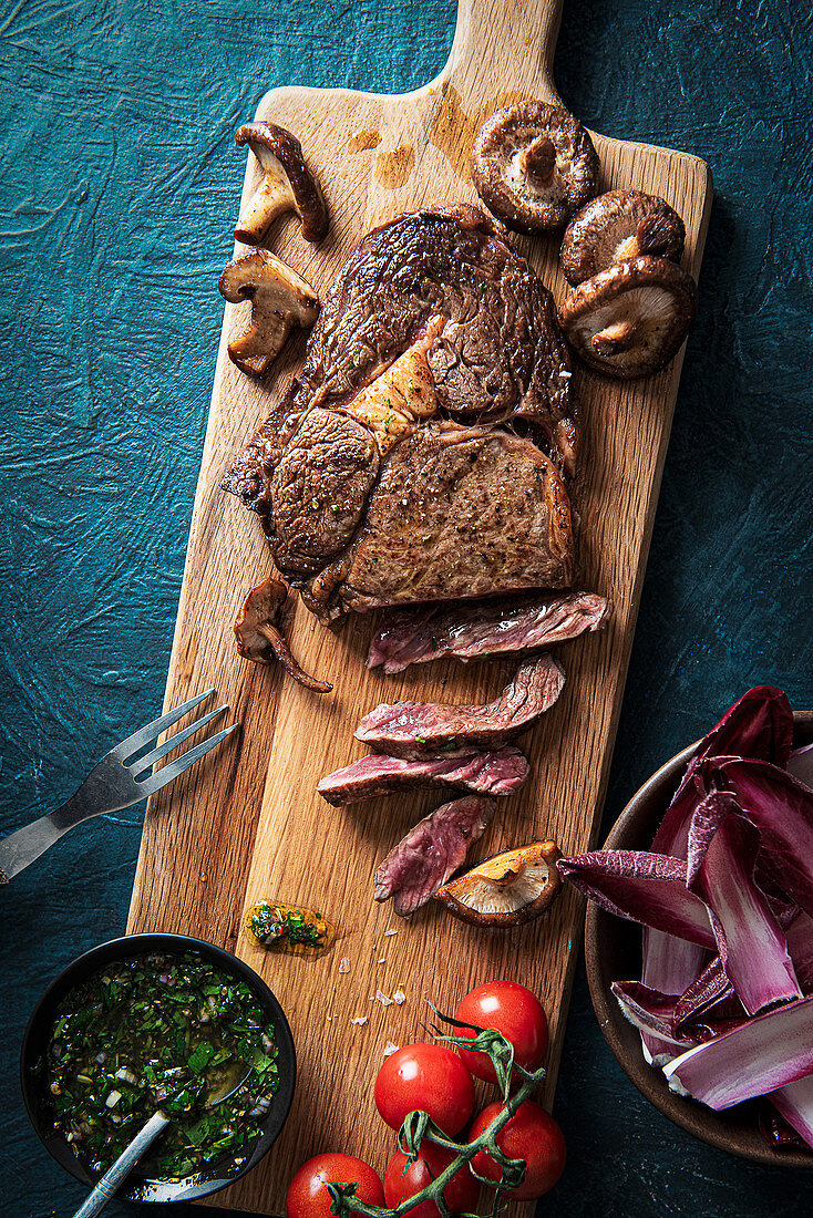 Ribeye-Steak mit Chimichurri-Sauce, Pilzen und Salat