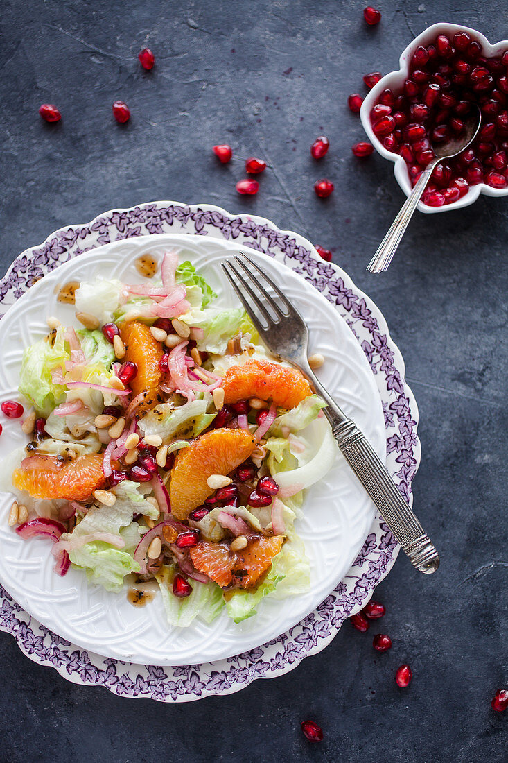 Blattsalat mit Orangen, Granatapfel- und Pinienkernen