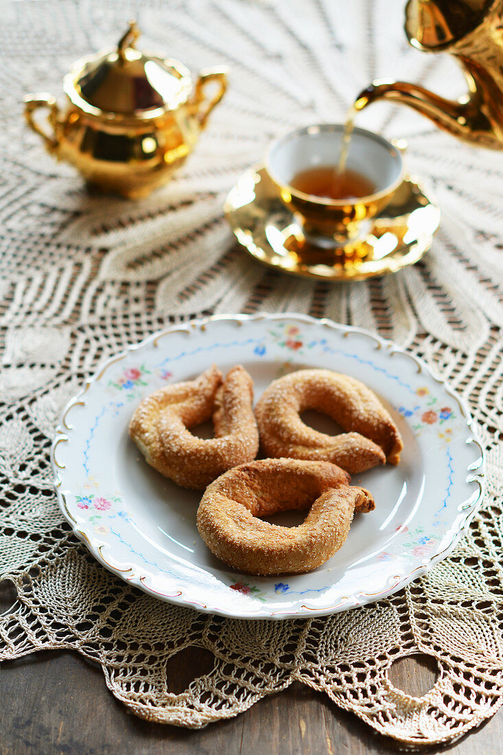 Torcetti di Saint Vincent (Italian sugar rings) served with tea