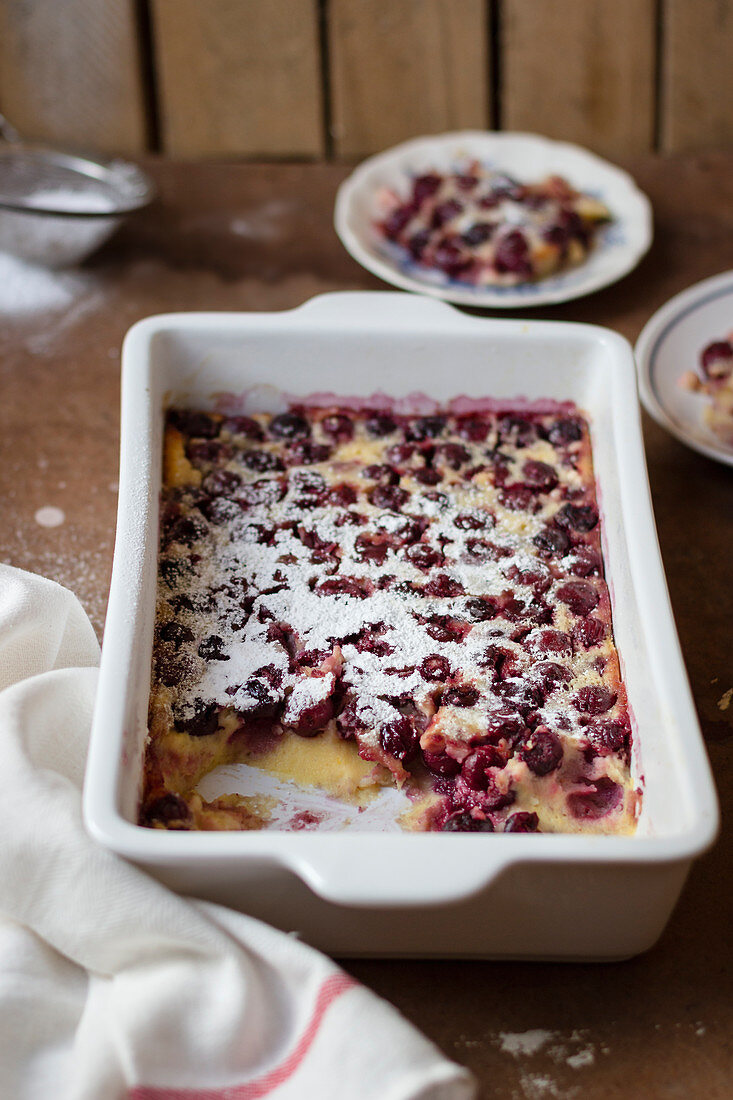 Kirsch-Clafoutis mit Puderzucker