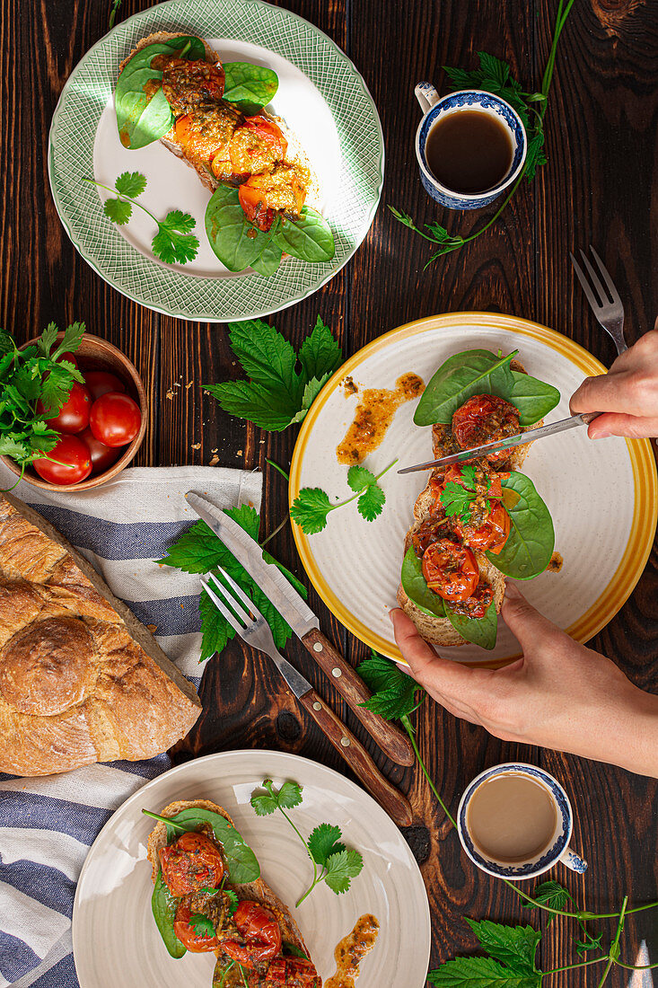 Frühstück mit Brot, gebratenen Tomaten und Chermoula