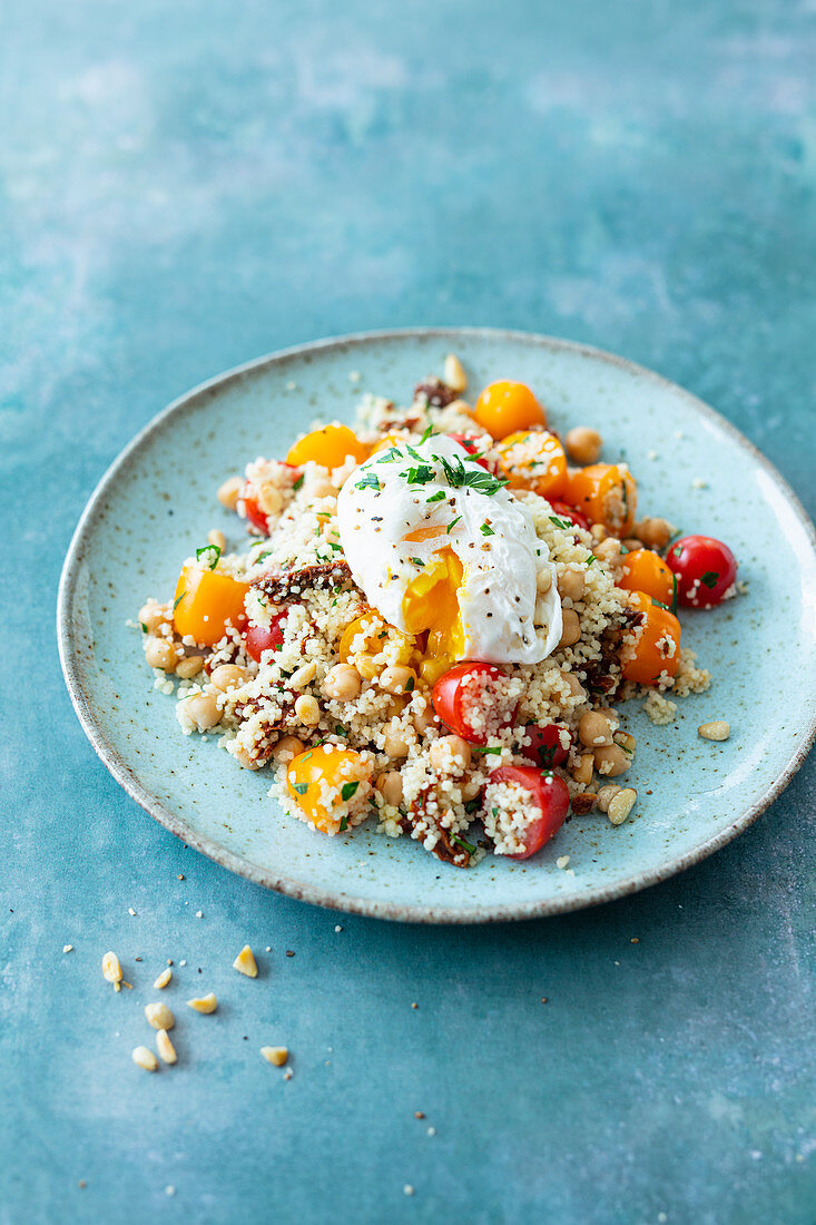 Couscous salad with tomatoes, chickpeas and poached egg