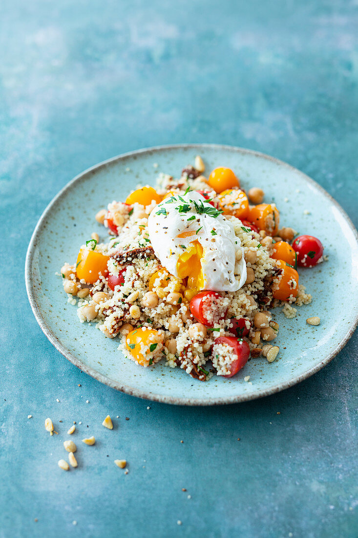 Couscoussalat mit Tomaten, Kichererbsen und pochiertem Ei