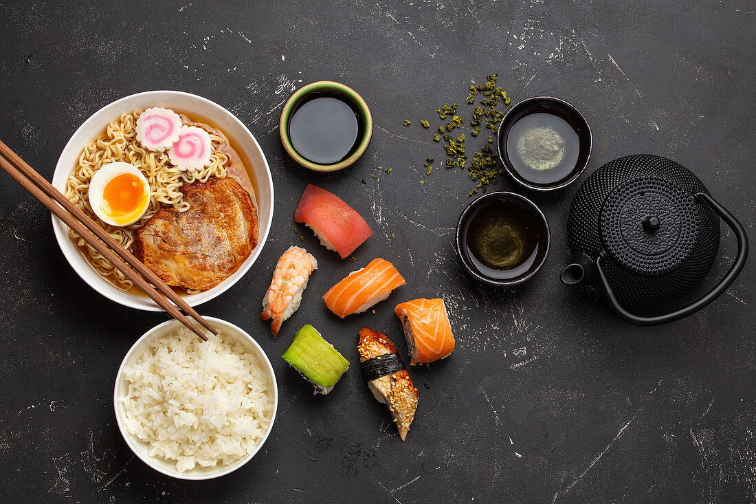 Ramen-Suppe, gekochter Reis, Sushi und Tee (Japan)