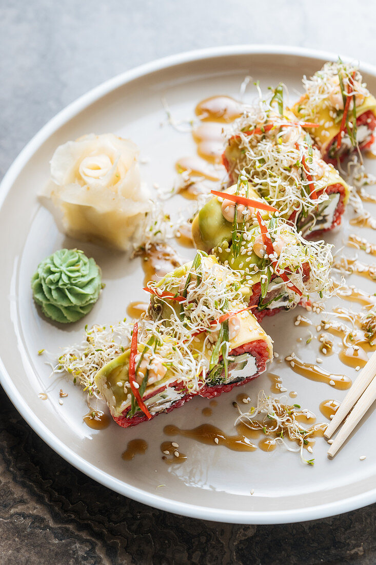 Sushi mit Gemüse und Fisch