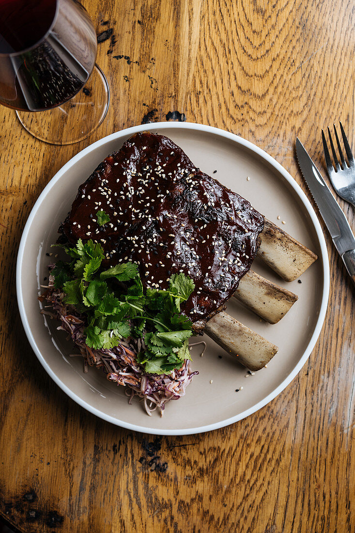 Beef ribs and green parsley with vegetable salad with wine