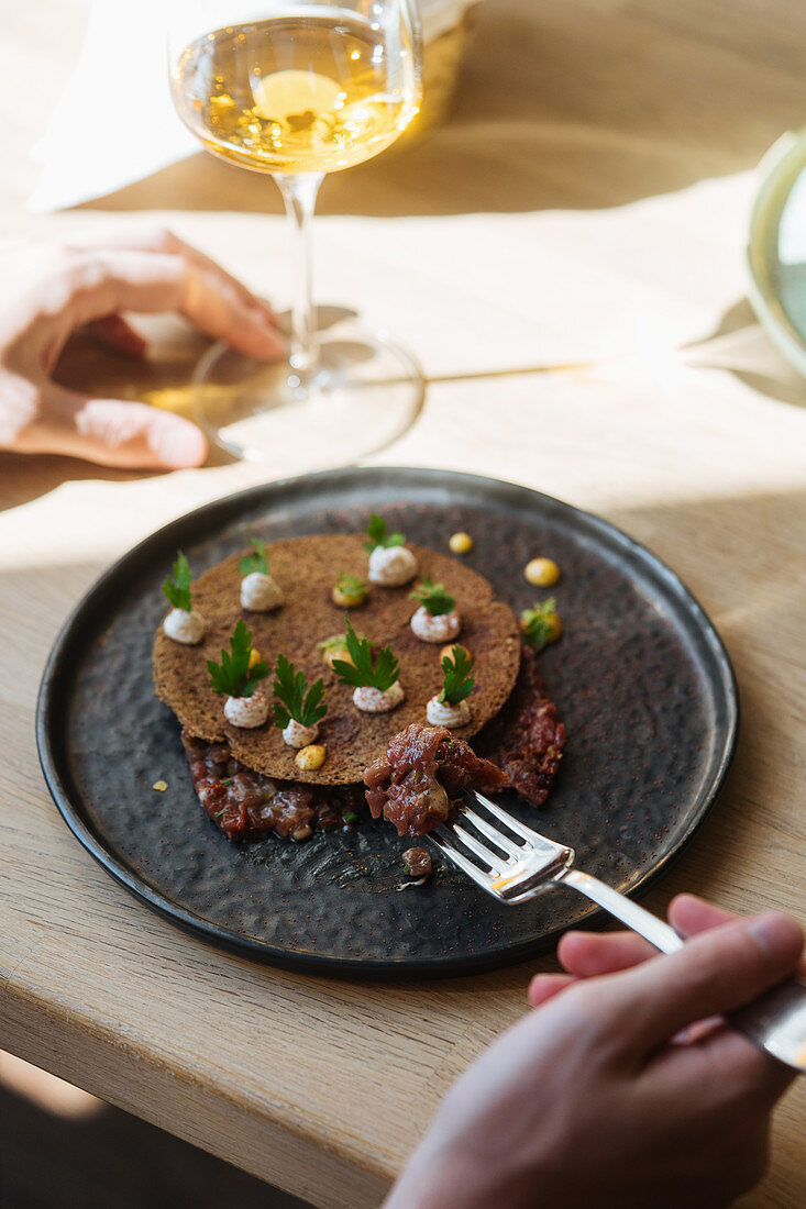 Rindertatar mit kleinem Pfannkuchen, Sauce Tartare und Senf