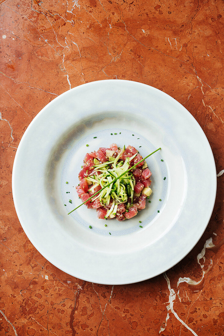 Tuna ceviche with cucumber, apple and chives