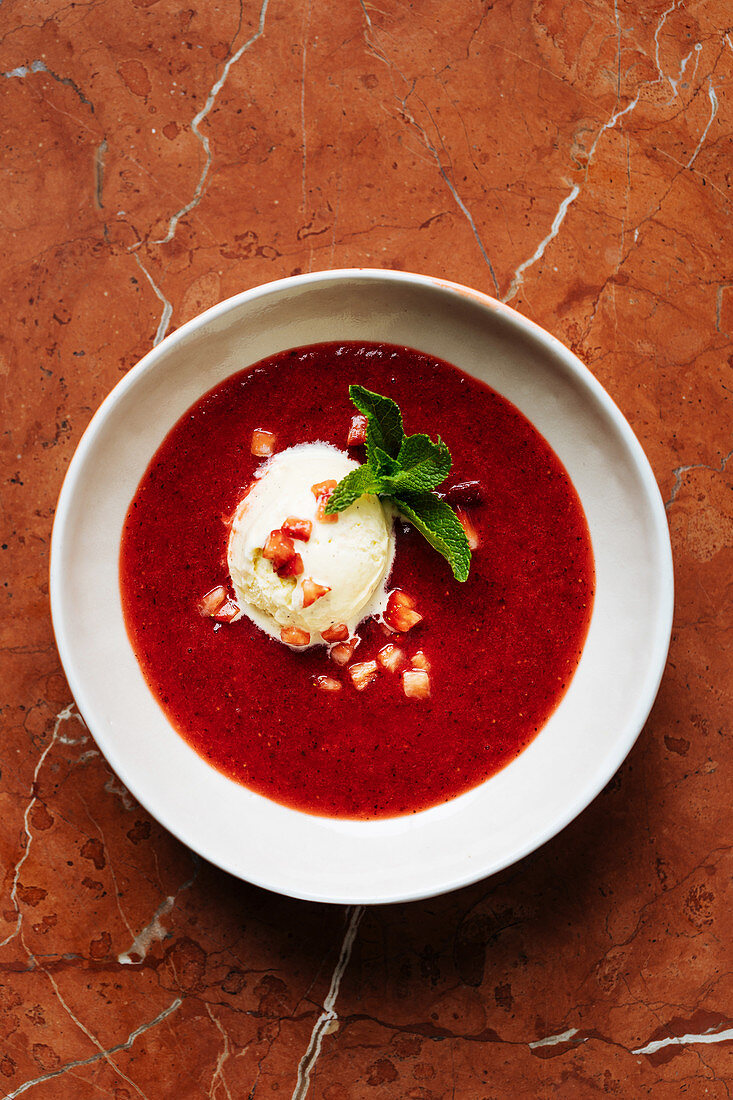 Erdbeersuppe mit Vanilleeis und Pfefferminze