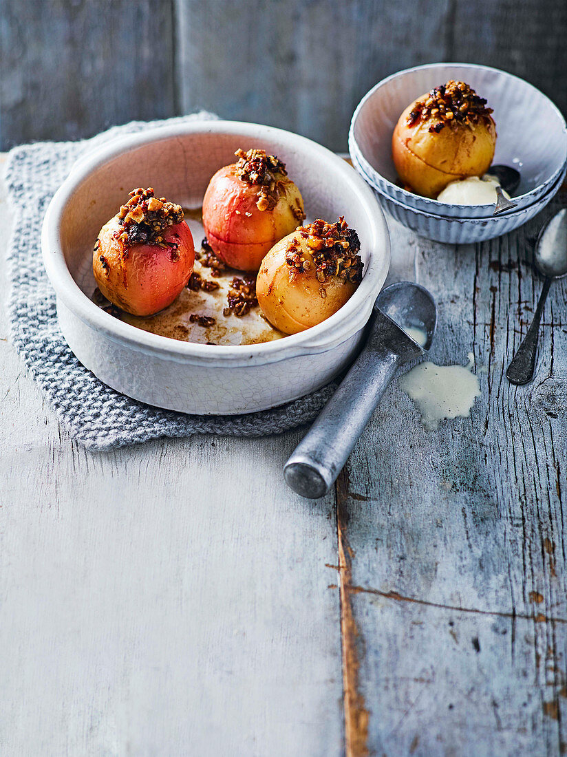 Granola baked apples