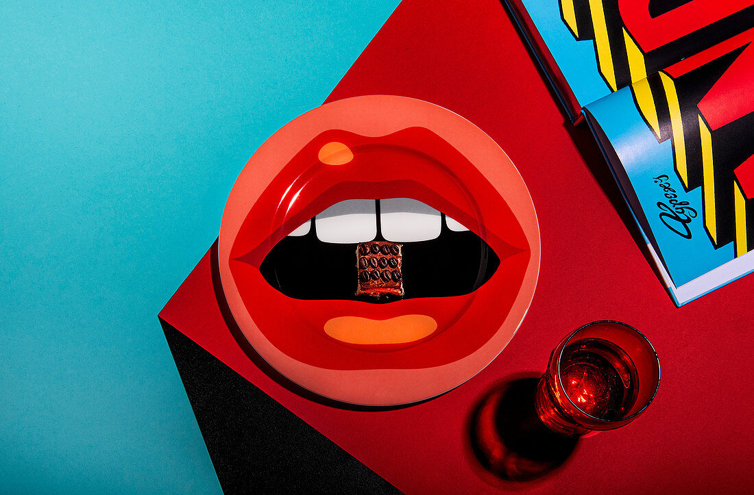 Ein Stück Tiramisu auf Teller mit Pop-Art-Lippenmotiv