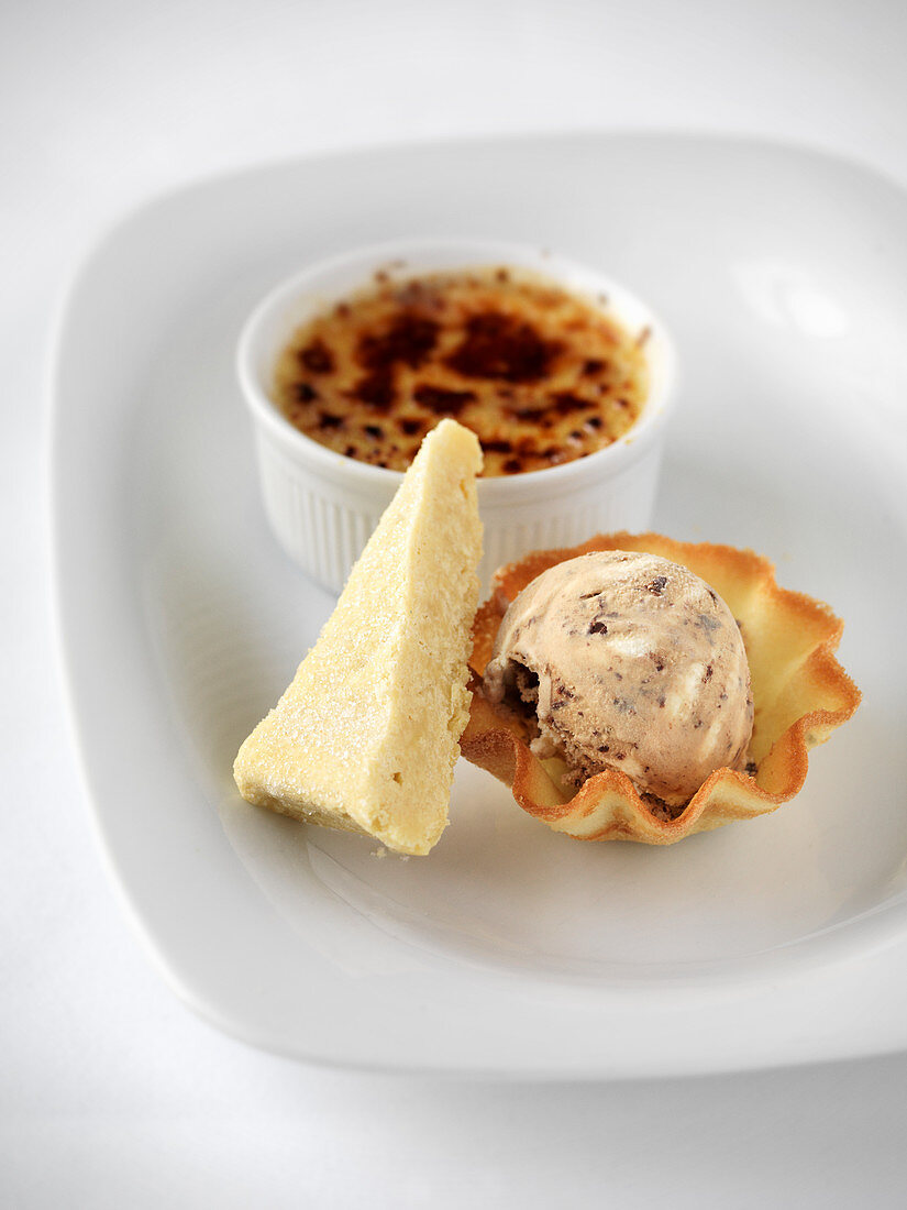 Dessertvariationen mit Crème brûlée, Parfait und Eiscreme in Hippenschale