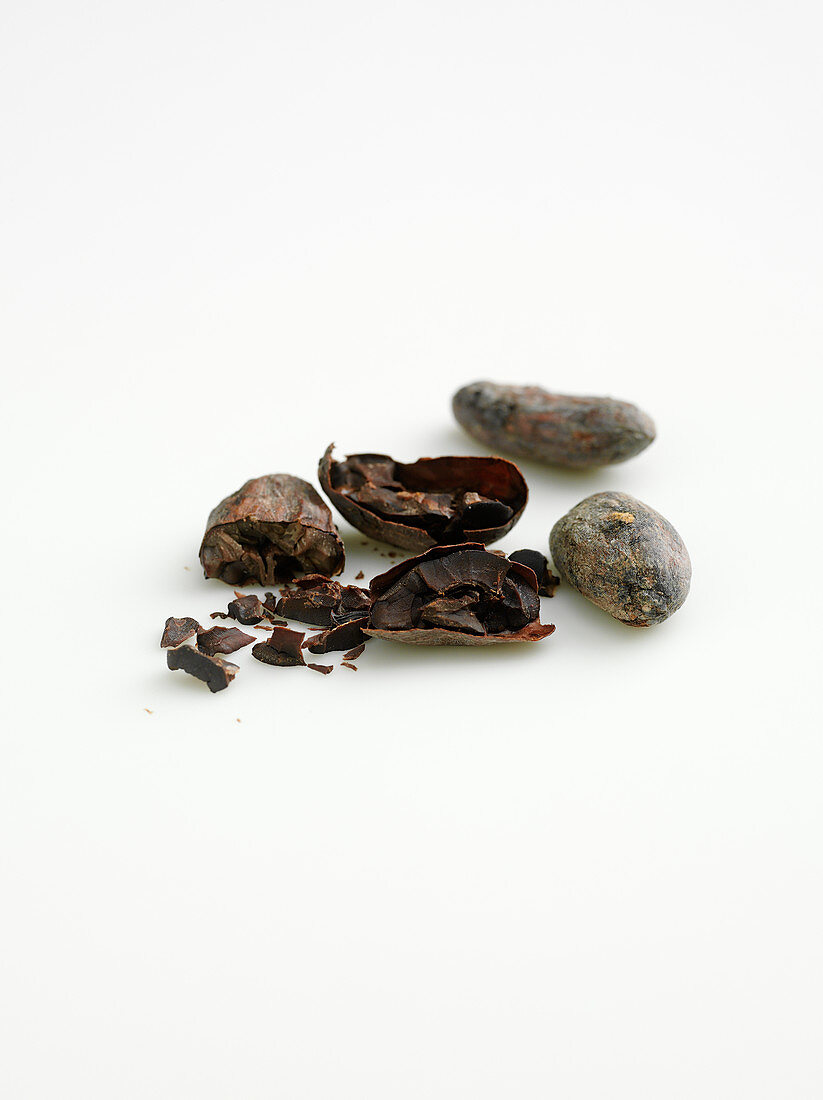 Kakaobohnen, ganz und aufgebrochen