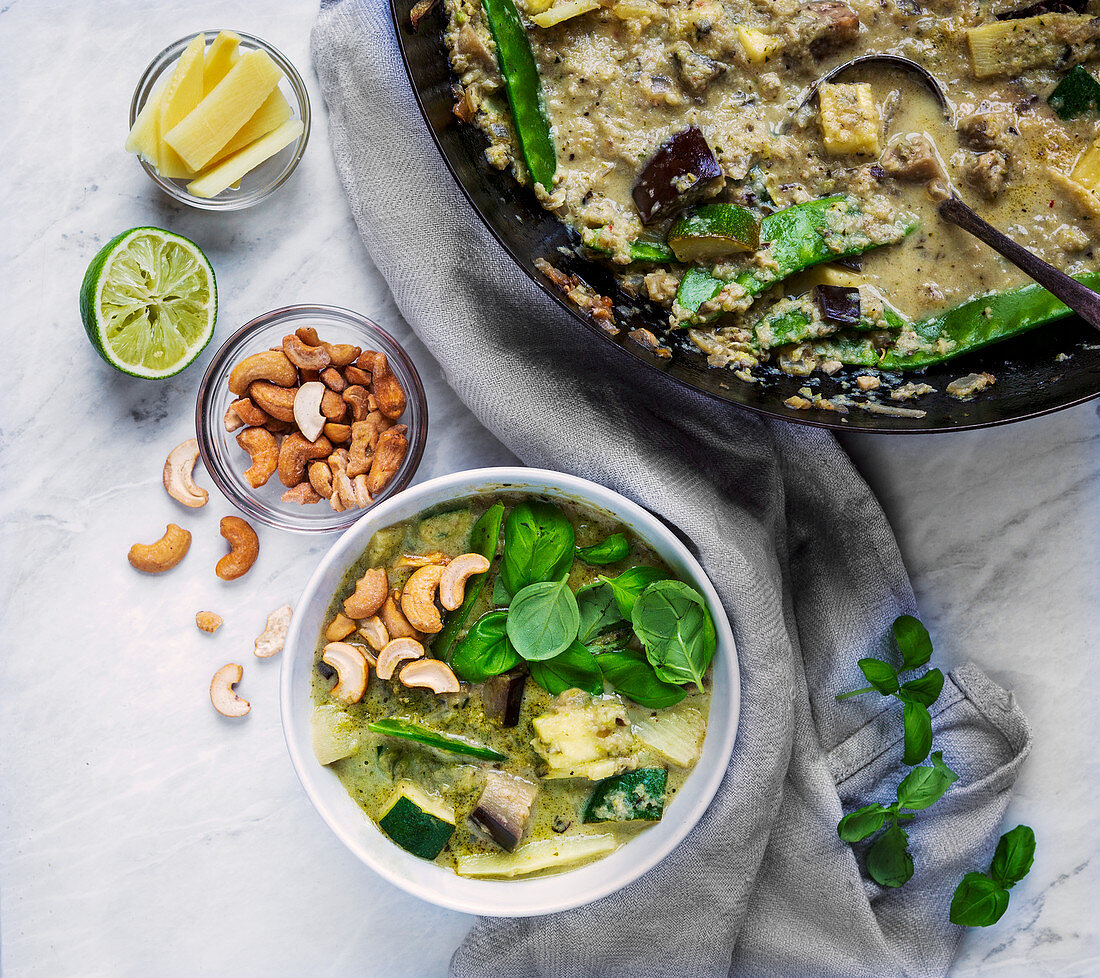 Thaigreen-Curry mit Augberginen, Zucchini und Zuckerschoten (vegan)