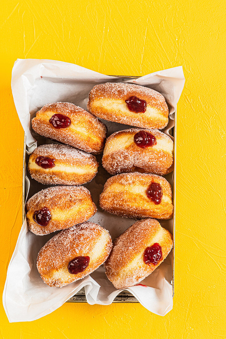 Krapfen mit Marmelade und Zucker in einer Schachtel